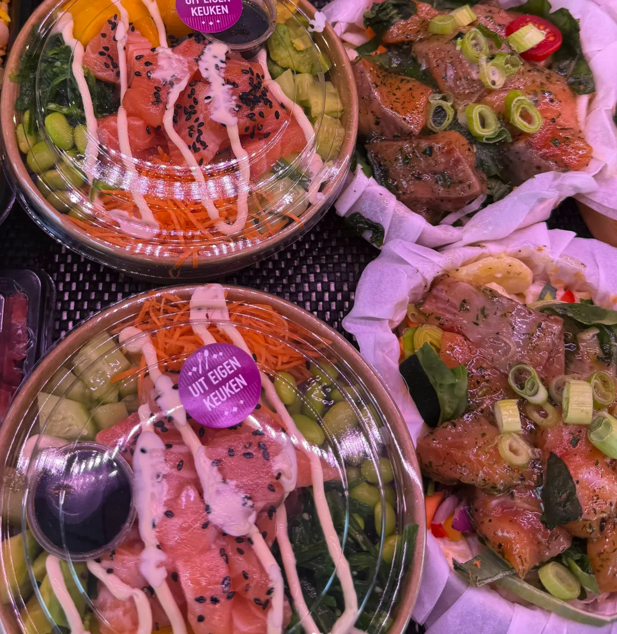 Pokébowls en vissalades uit eigen keuken in de koeltoonbank