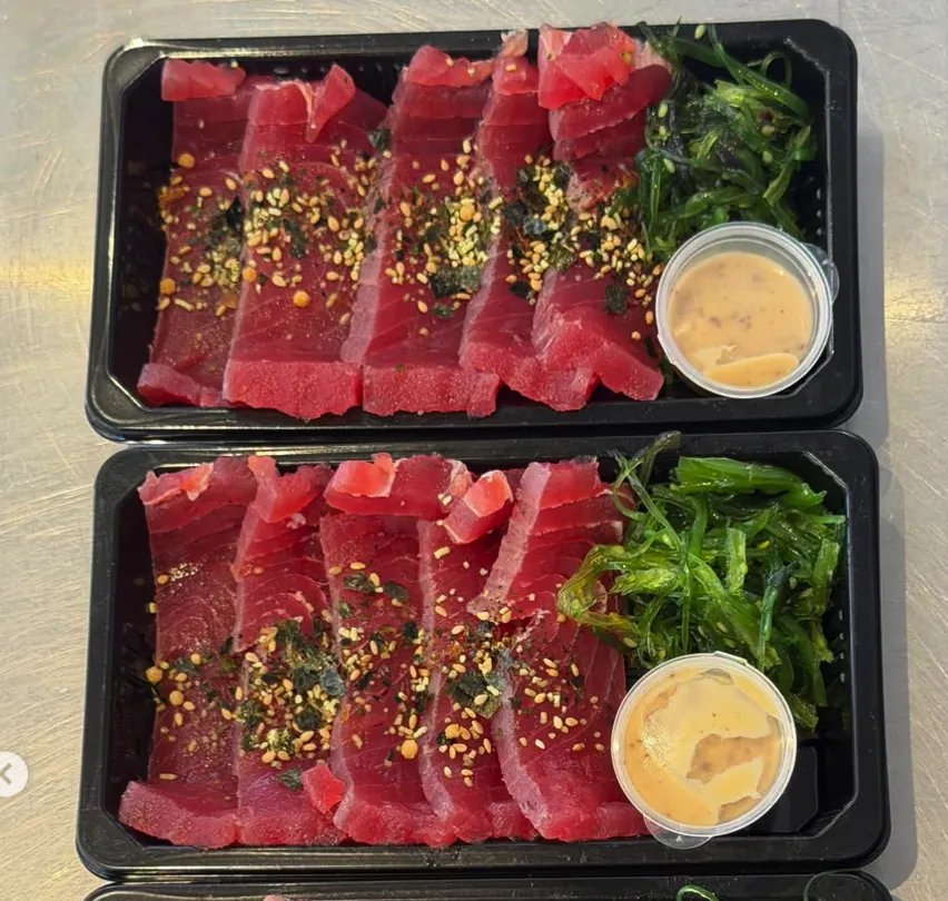 Verse tonijnsashimi met zeewiersalade en dipsaus, klaar om mee te nemen